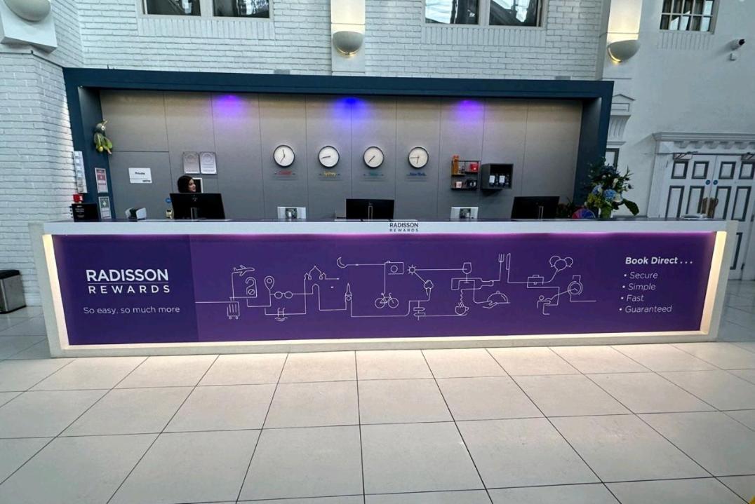 Отель Radisson Blu Коччи Экстерьер фото The Radisson Rewards desk at the Radisson Blu Hotel, Brussels Airport